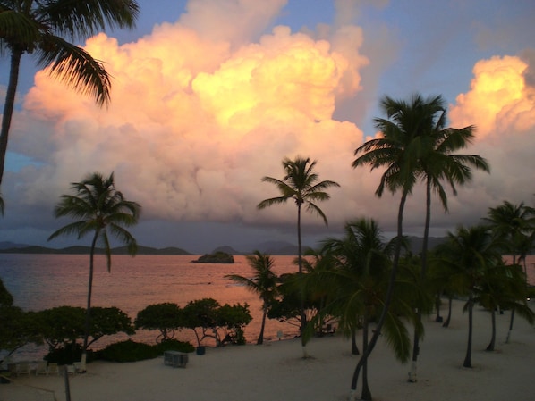 Sur la plage, chaise longue, serviettes de plage