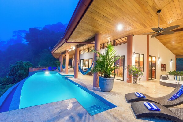 Alberca al aire libre y alberca climatizada