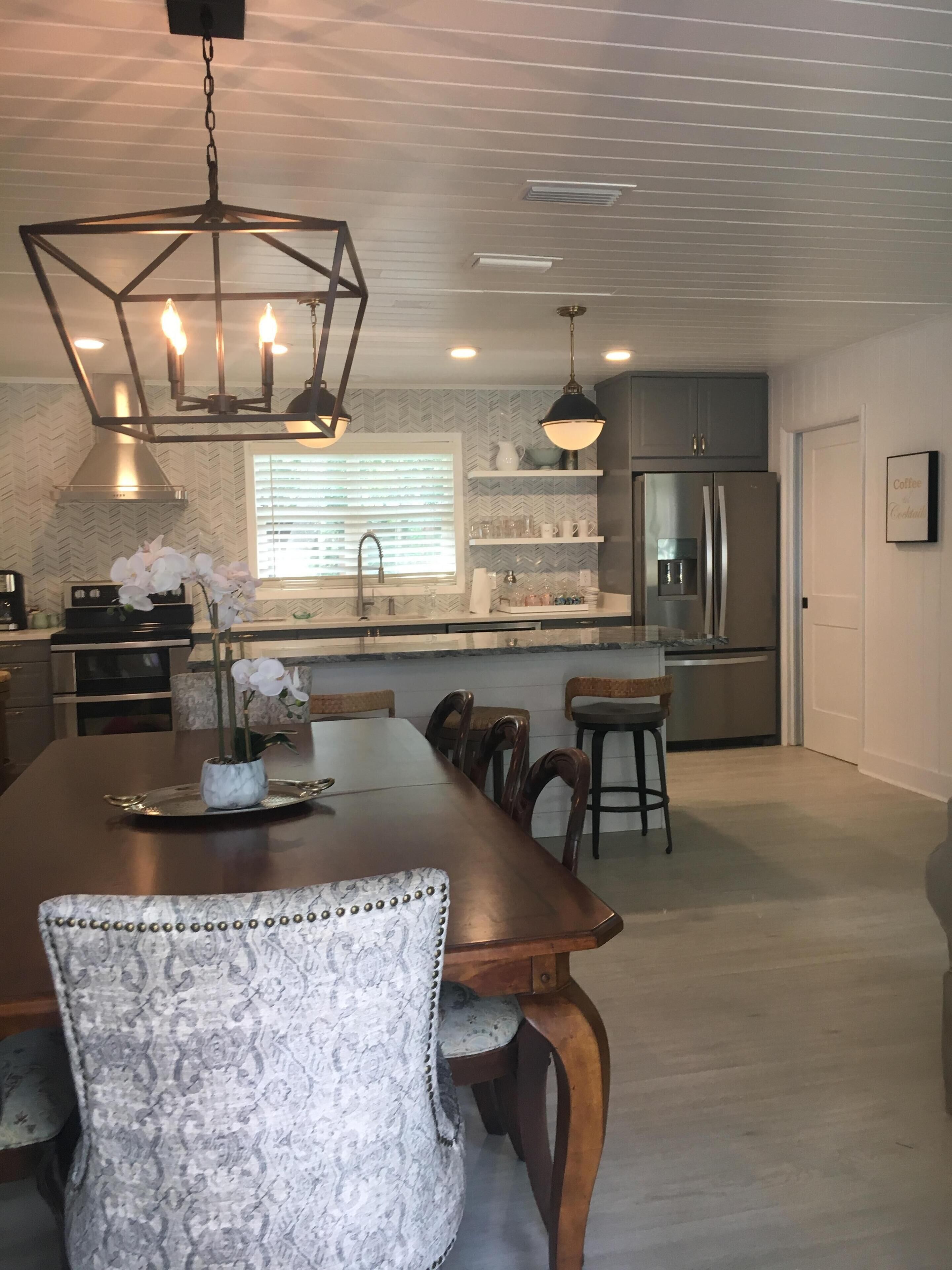 2nt min this FALL🎃🌴 spacious 3b 2ba and Pool Pass💦 Perfect Location. 4 Bikes 🚲!!