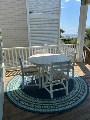 Outdoor dining - LOVELY OCEAN-FRONT HOME, 5 BEDROOMS/BATHS, LARGE POOL, GREAT MID-ISLAND LOCATION (Ocean Isle Beach)
