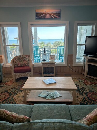LOVELY OCEAN-FRONT HOME, 5 BEDROOMS/BATHS, LARGE POOL, GREAT MID-ISLAND LOCATION