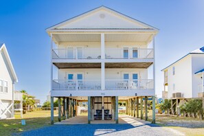 Exterior - Heated pool! 3 BR, 3 BA Duplex, 1 block from the beach (Gulf Shores)