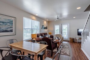 Smart TV, DVD player - Heated pool! 3 BR, 3 BA Duplex, 1 block from the beach (Gulf Shores)