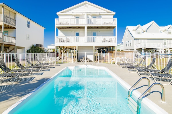 Una piscina al aire libre, una piscina climatizada