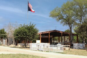 Exterior - Beautiful Log cabin overlooking a meadow (Pipe Creek)