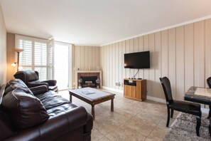 Smart-TV, Kamin, DVD-Player, Tischtennisplatte