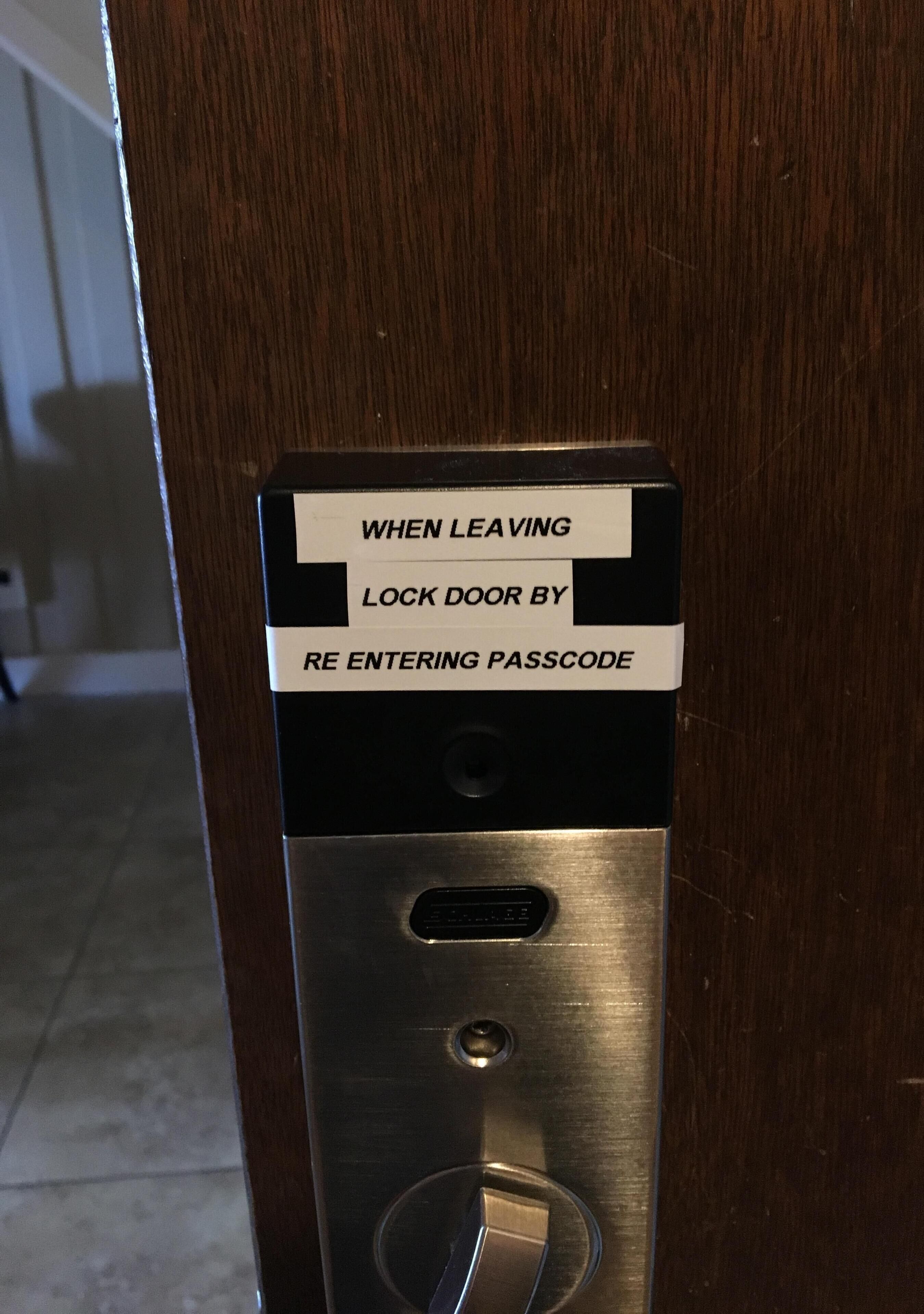 Un mécanisme de verrouillage de porte accompagné d’instructions pour verrouiller et réactiver le code d’accès.