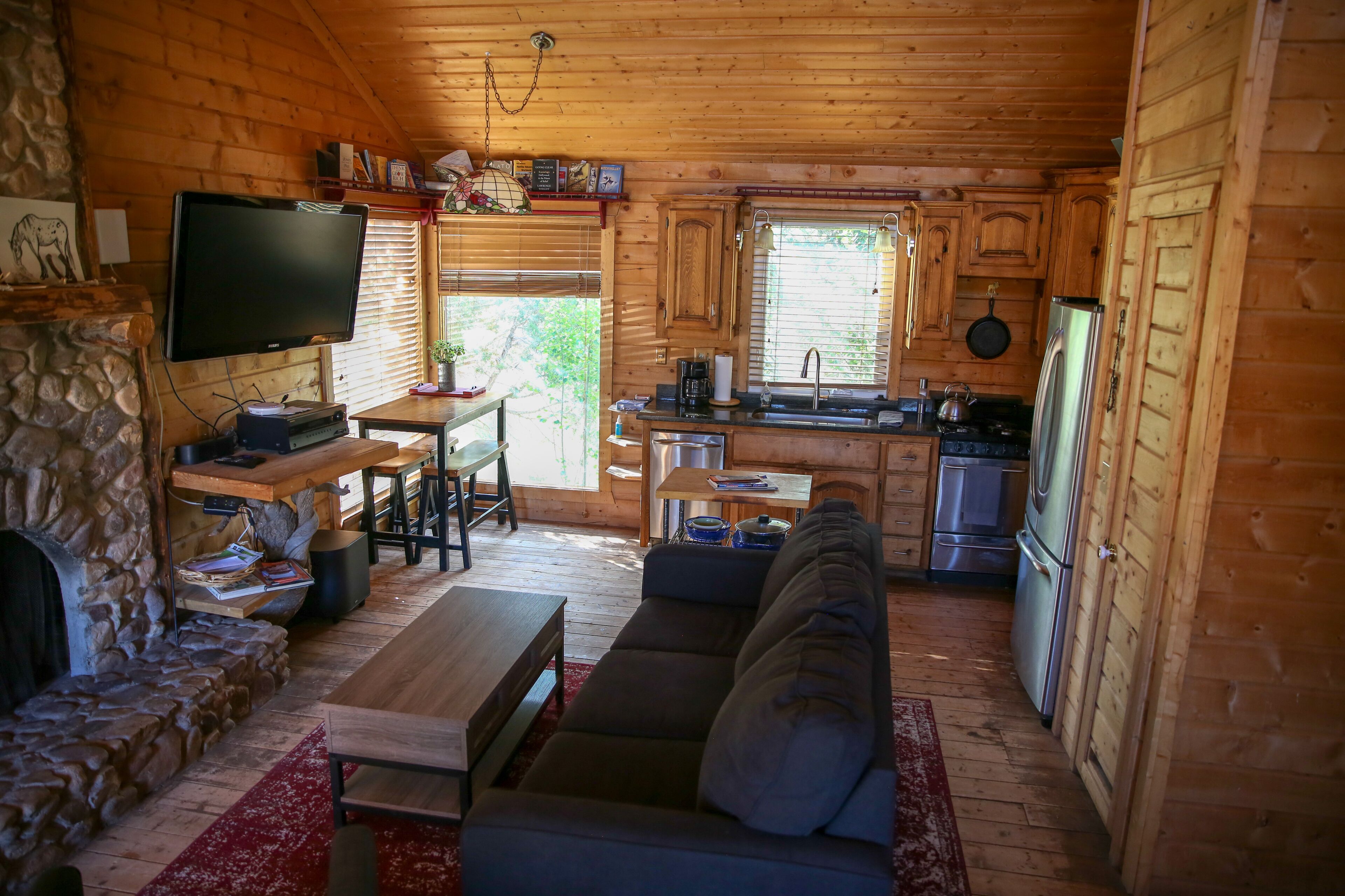 Beautiful Cabin on 10 acre horse ranch- River front