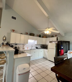 Fridge, microwave, oven, stovetop - Starry Starry Night Cottage (Leakey)