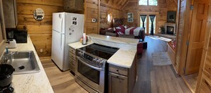 Een koelkast, een microgolfoven, een oven, een kookplaat