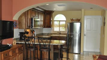 TV, DVD player, livros, videoteca