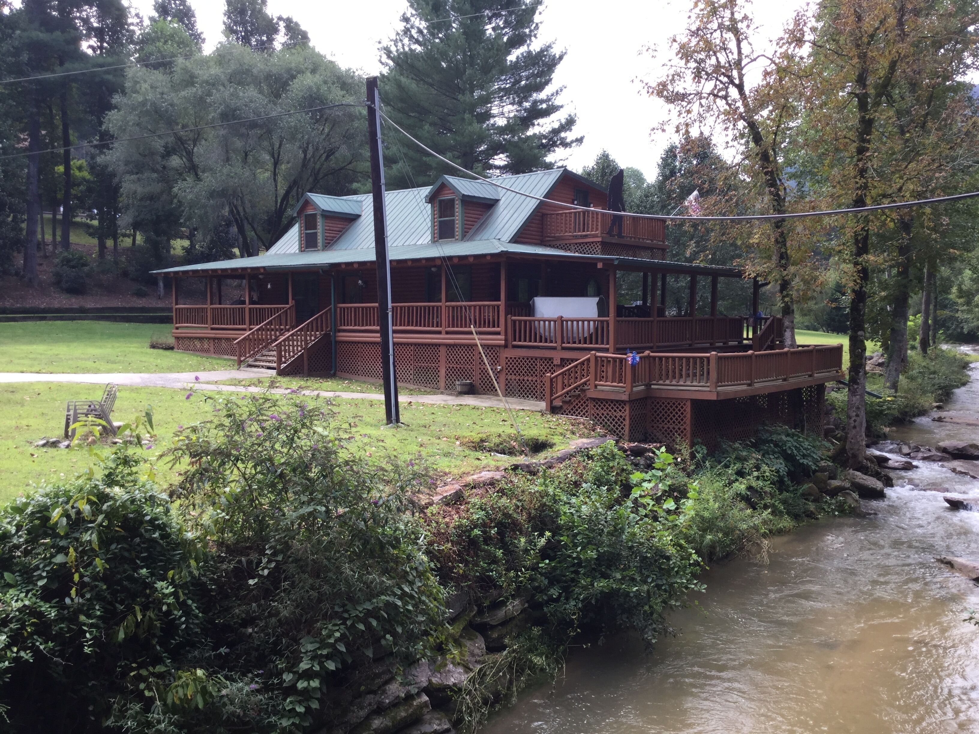 Private ! Hot Tubs, Massage Chairs, White Water only from river 3- Large decks !