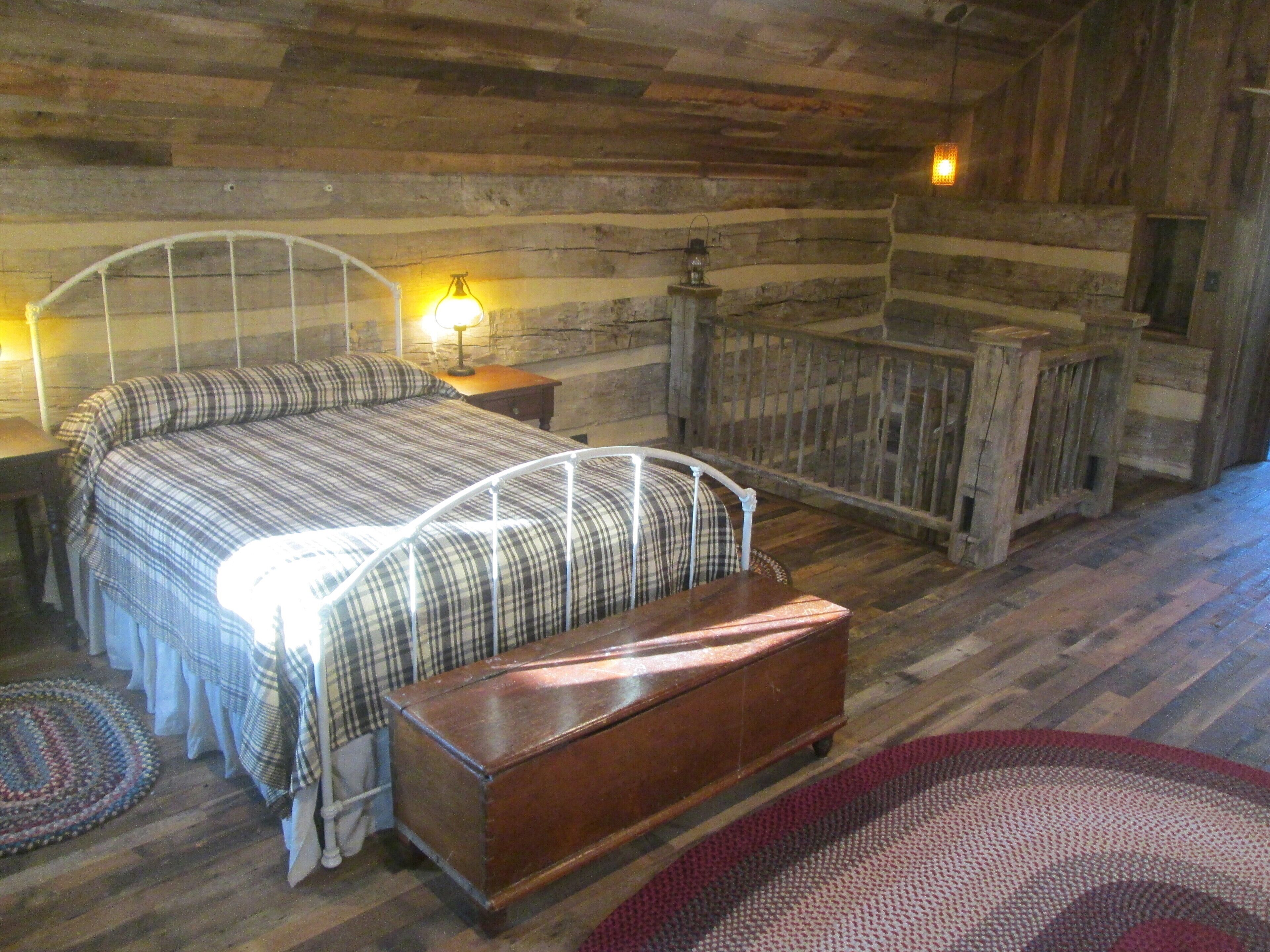 Eli Reeves Cabin at Hobbyknob Farm - Authentically restored 1820 Log Cabin