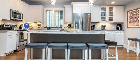 Kylskåp, mikrovågsugn, ugn och spishäll