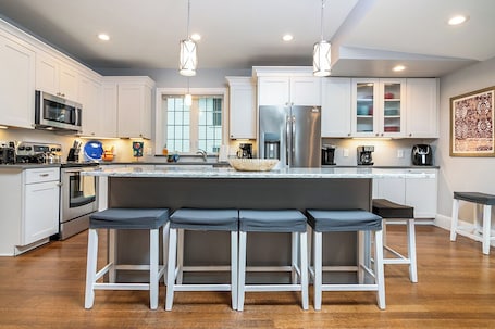 Fridge, microwave, oven, stovetop. Close to NARRAGANSETT beaches, Downtown, Bike Path, Historic "The Wakefield"