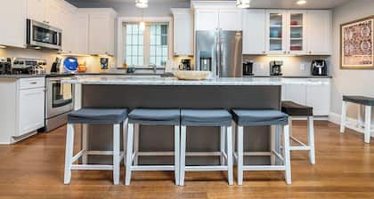 Close to NARRAGANSETT beaches, Downtown, Bike Path, Historic "The Wakefield"