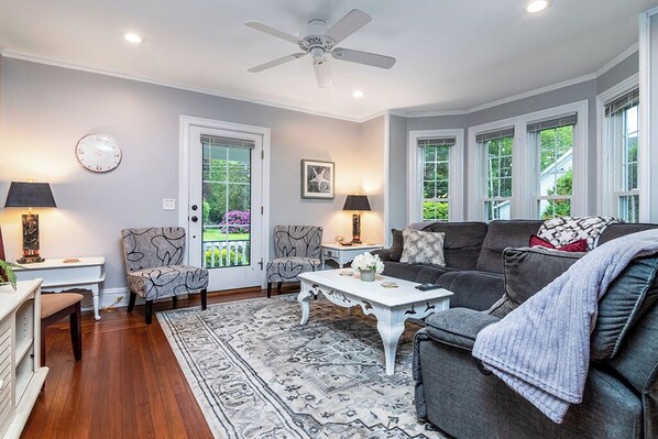 Smart-TV, Videospiele, DVD-Player, Tischfußball