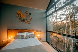 Habitación Deluxe doble | Ropa de cama de alta calidad, caja fuerte, decoración individual