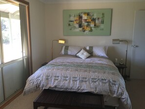 4 bedrooms, free WiFi - Comfortable 3 bed homestead on 160 Ac. Working Cattle farm. River and views. (Crookwell)