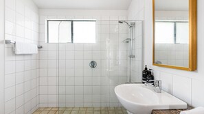 Shower, towels - EAST COAST ESCAPES | Lighthouse Lodge (Byron Bay)