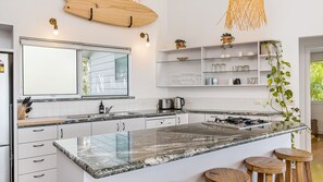 Fridge, microwave, oven, stovetop - EAST COAST ESCAPES | Lighthouse Lodge (Byron Bay)