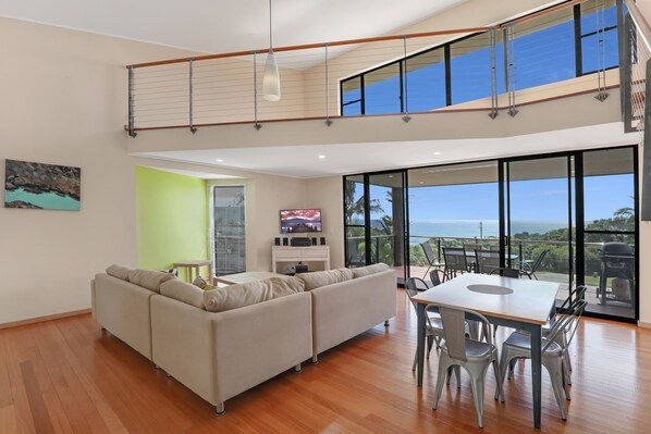 TV - Contemporary beach house with ocean views. (Point Lookout)