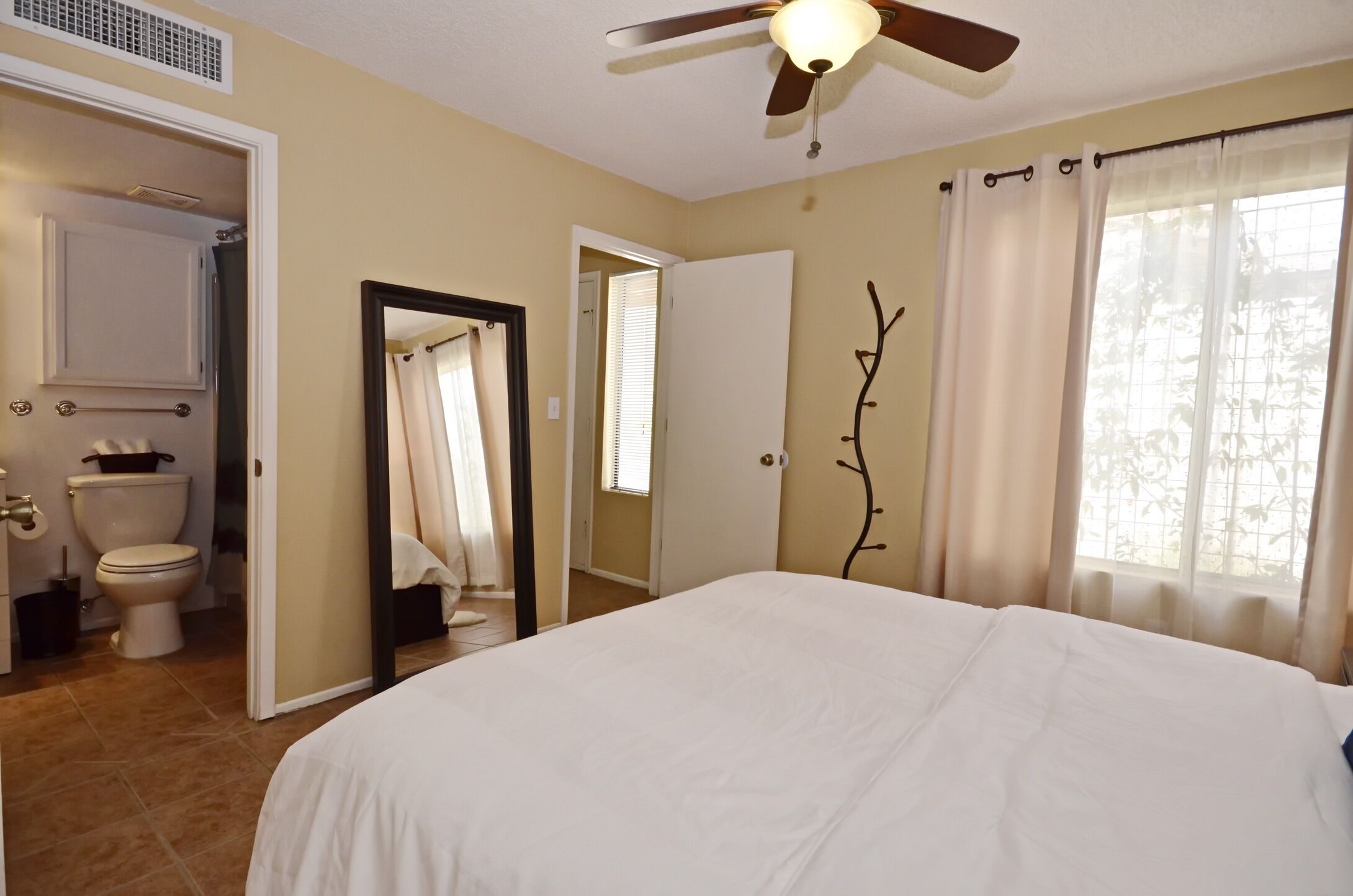 2 bedrooms, desk, iron/ironing board, free WiFi