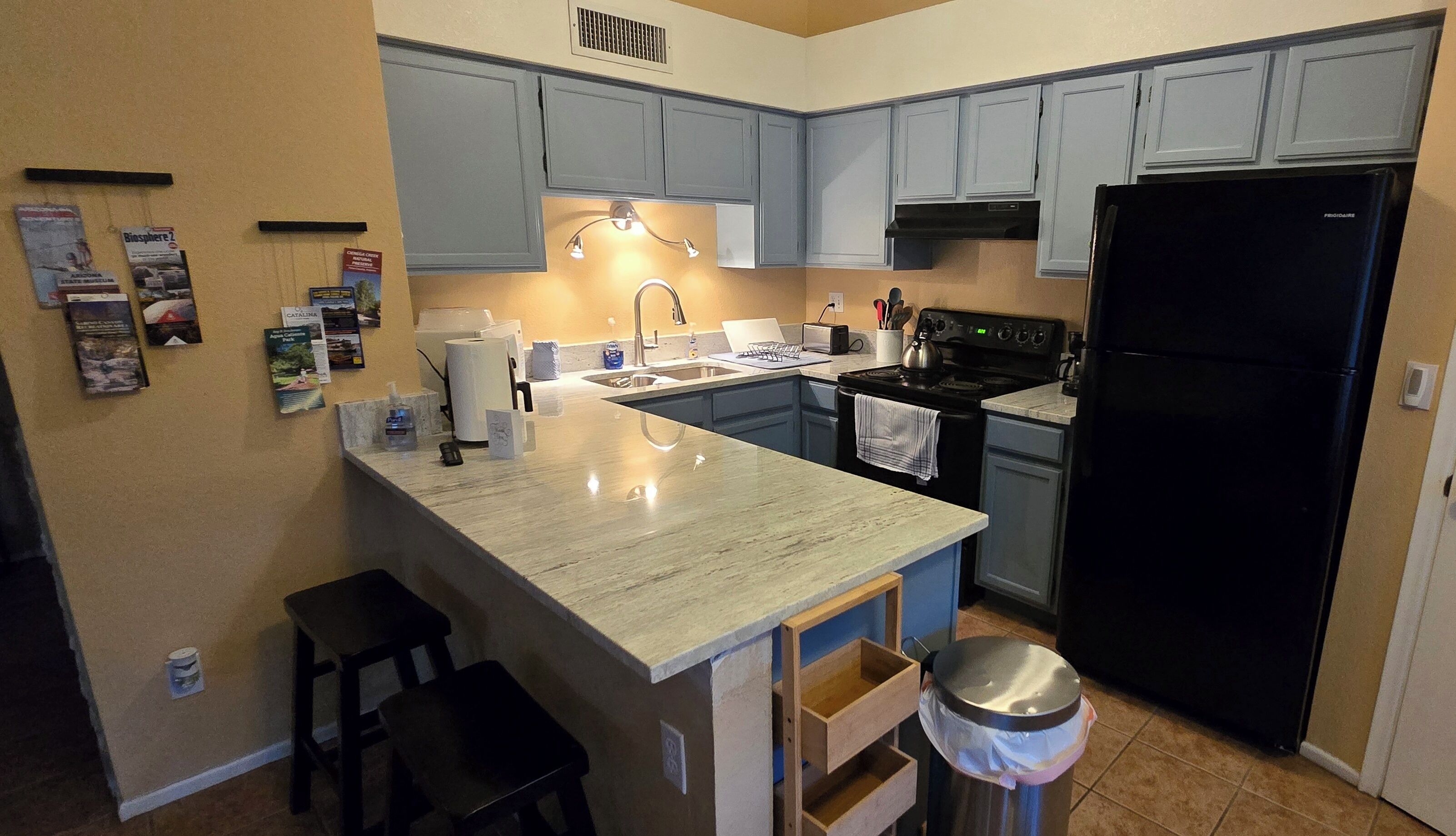 ثلاجة، ميكروويف، فرن، موقد طهي مسطح