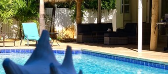 Renovated 3BR/2BA with large heated saltwater pool & tiki bar