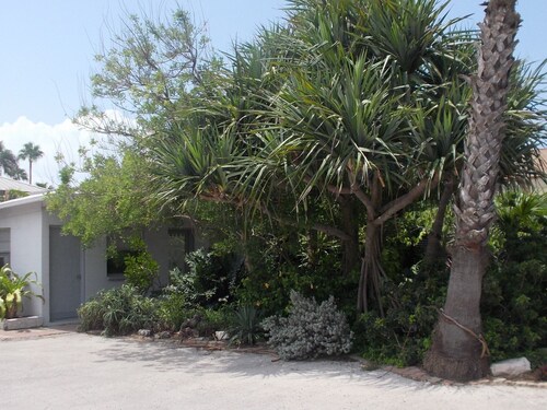 QUIET TROPICAL HIDEAWAY Beautiful garden, comfortable one bedroom retreat