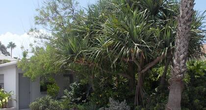 QUIET TROPICAL HIDEAWAY Beautiful garden, comfortable one bedroom retreat