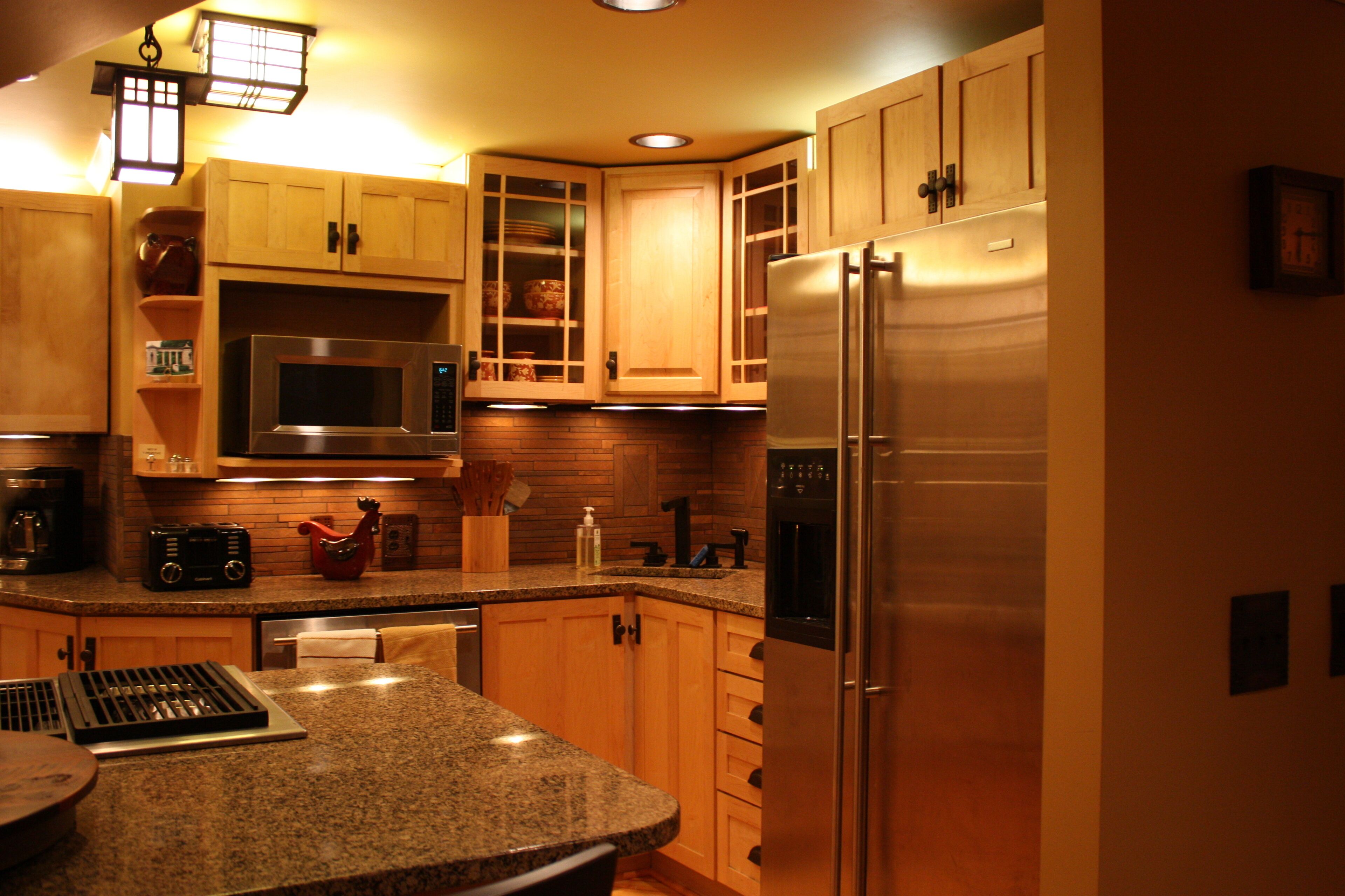 2 BR/2BA Carriage House Apt, KCMO STR PERMIT, Level 2 EV Chgr, offstreet parking