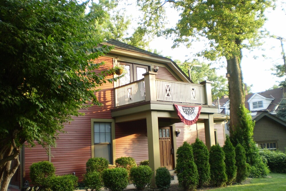 2 BR/2BA Carriage House Apt, KCMO STR PERMIT, Level 2 EV Chgr, offstreet parking