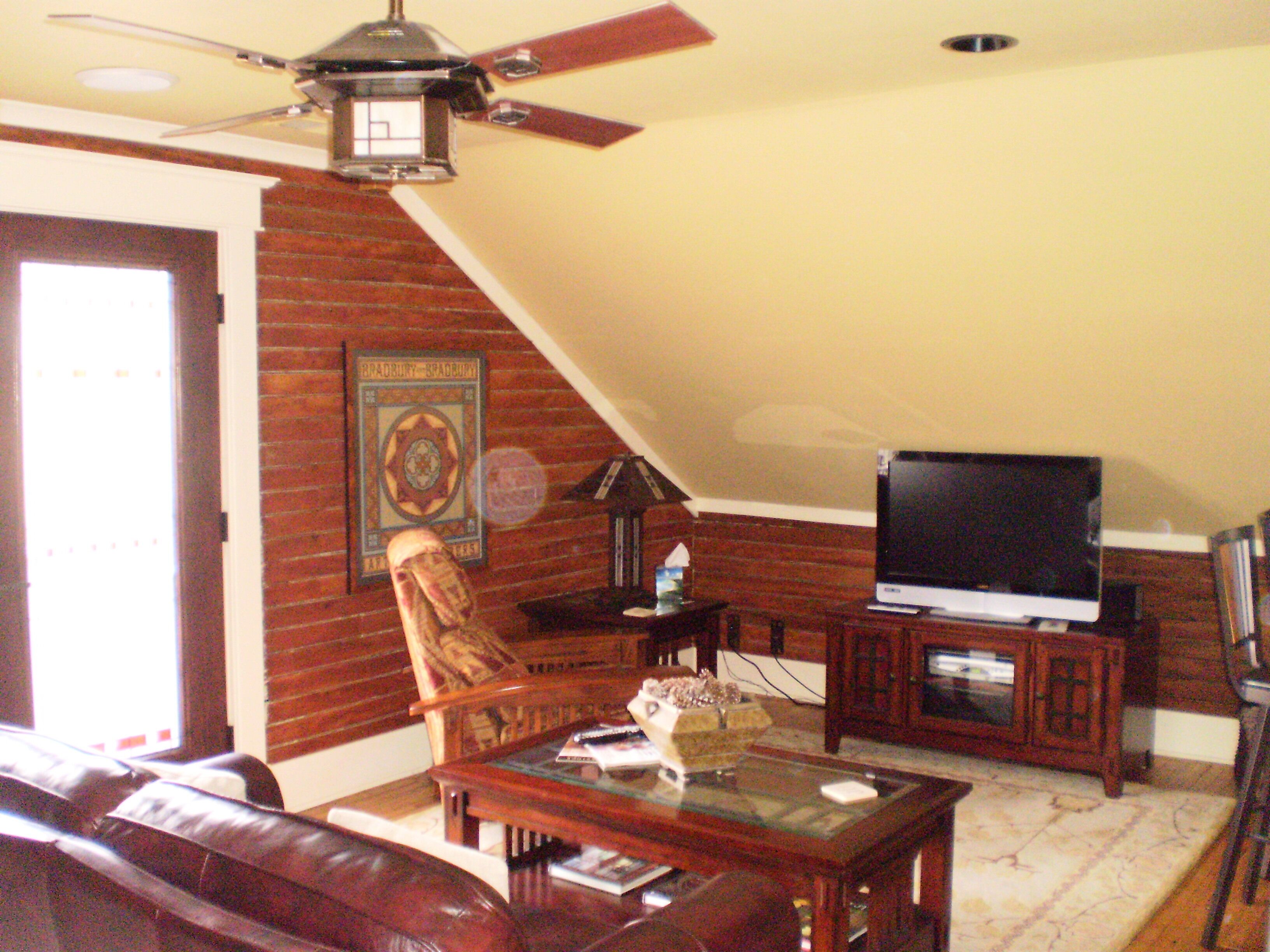 2 BR/2BA Carriage House Apt, KCMO STR PERMIT, Level 2 EV Chgr, offstreet parking