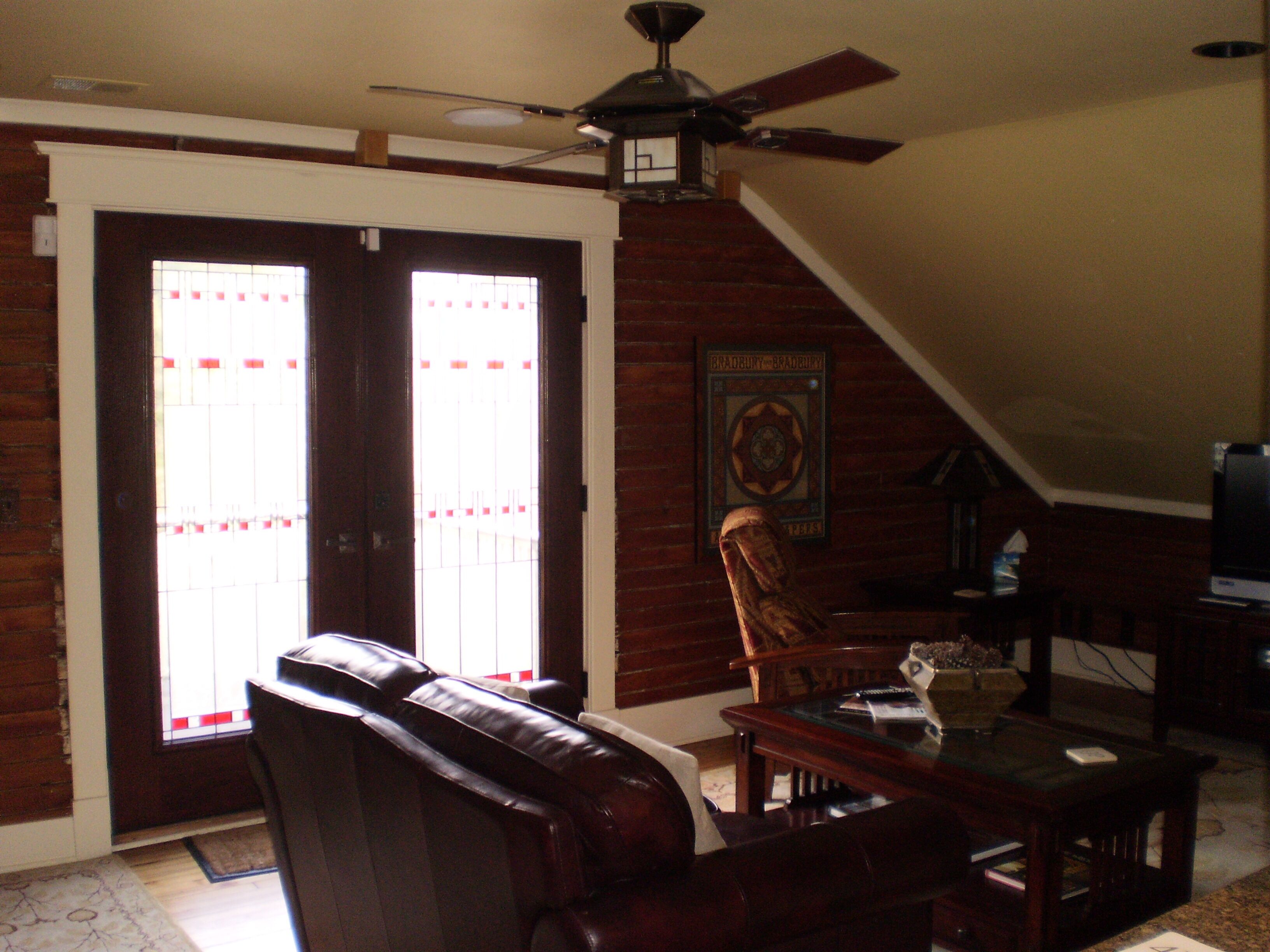 2 BR/2BA Carriage House Apt, KCMO STR PERMIT, Level 2 EV Chgr, offstreet parking