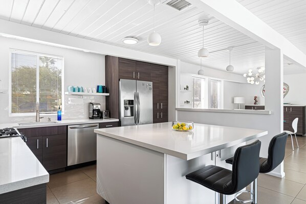 Fridge, microwave, oven, stovetop - Sunny, Private Mid-Century Modern Oasis with Saltwater Pool, Spa, Mountain Views (Palm Springs)
