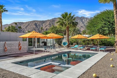 Clásico Oasis moderno de mediados de siglo, con vistas a la montaña.