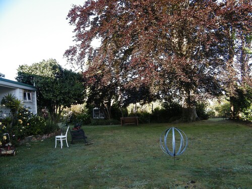 Country Homestead, Tramping, Fishing, Hunting. Relax in extensive gardens