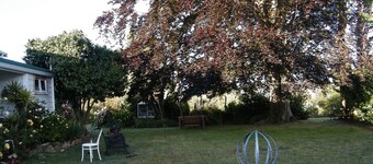 Country Homestead, Tramping, Fishing, Hunting. Relax in extensive gardens