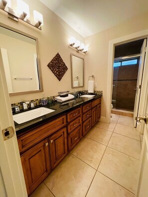 Shower, jetted bath, hair dryer, towels - Private Oasis in prime McAllen location with Gated Parking, Pool & Heated HotTub (McAllen)
