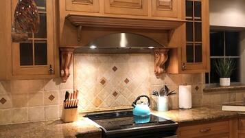 KylskÄp, mikrovÄgsugn, ugn och spishÀll