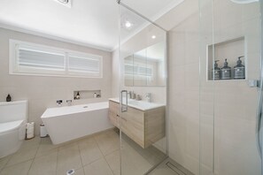 Bathtub, hair dryer, towels, soap - Where breathtaking mountain views meet the comforts of your own home (Tawonga South)
