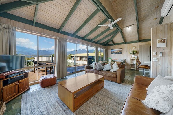 Älytelevisio, DVD-soitin, kirjoja, musiikkikirjasto