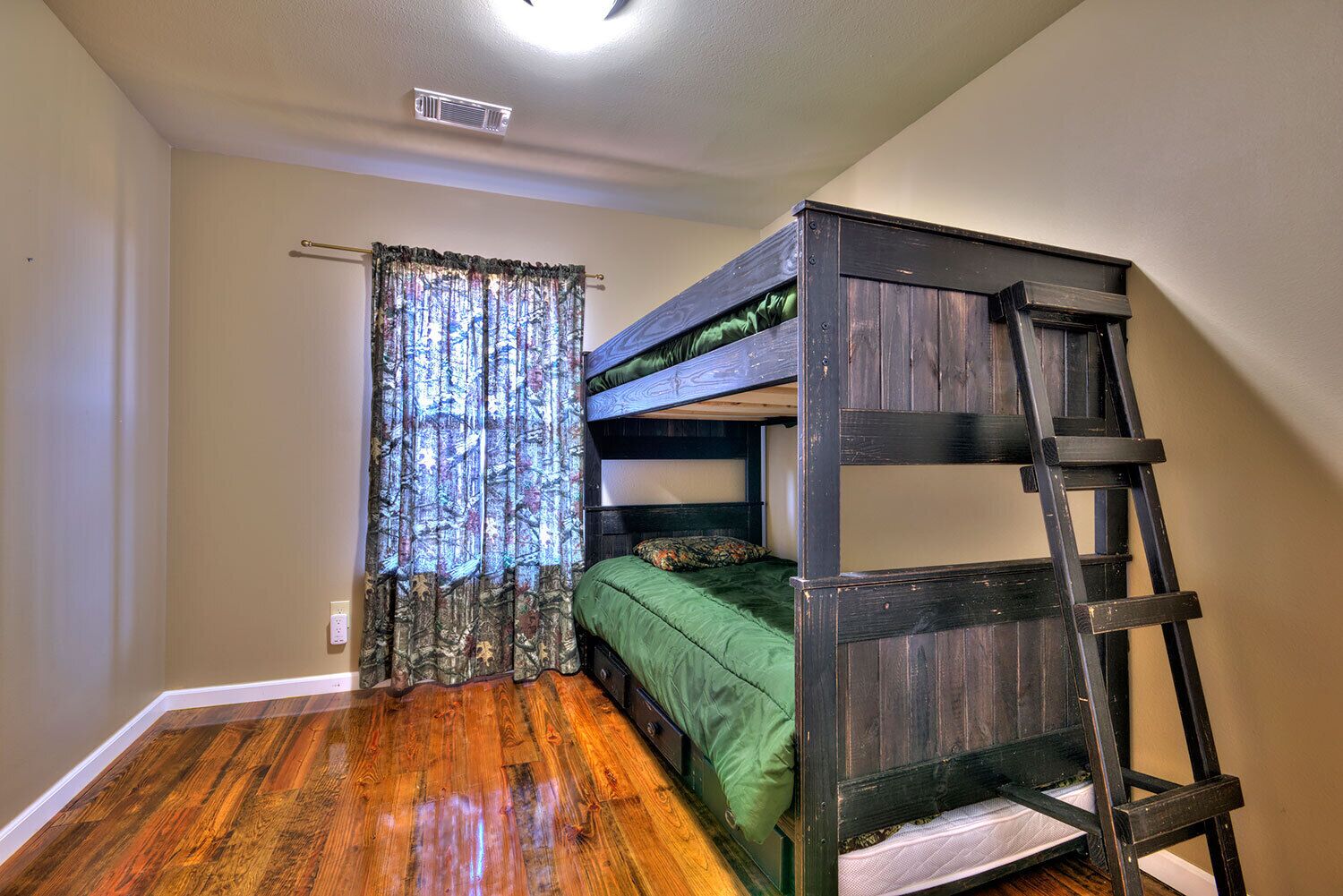 7 habitaciones, tabla de planchar con plancha y wifi gratis 