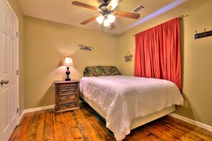 7 bedrooms, iron/ironing board, free WiFi, bed sheets - Reel'em In Lodge - Reel Fisherman Stay and Play.  We Speak Fish! (St Bernard)