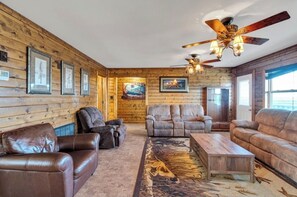 Smart TV - Reel'em In Lodge - A Reel Fisherman Lodge! (St Bernard)