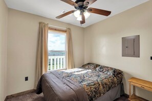 7 bedrooms, iron/ironing board, free WiFi, bed sheets - Reel'em In Lodge - A Reel Fisherman Lodge! (St Bernard)
