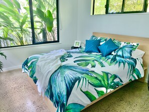 4 bedrooms, iron/ironing board, free WiFi, bed sheets - A tropical getaway for families and friends, including your furry ones! (Wongaling Beach)