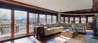 Entertainers Dream, Candlewood Lake, Hot Tub,Disco,Theatre,Music studio..more! 