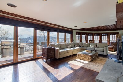 Entertainers Dream, Candlewood Lake, Hot Tub,Disco,Theatre,Music studio..more! 